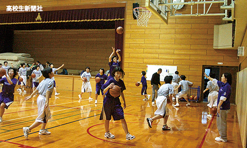 厳しい環境逆手にスマートバスケ １ ４面での練習も 紫野 京都 女子バスケットボール 部 高校生新聞オンライン 高校生活と進路選択を応援するお役立ちメディア